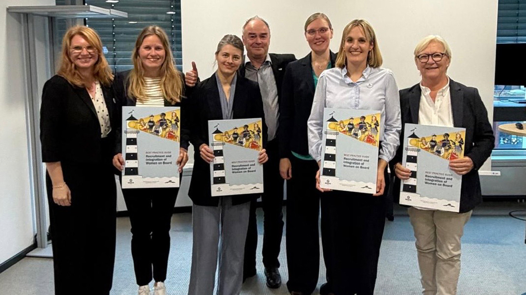 Vorstellung Best Practice Guide WISTA Germany Gruppenfoto von sieben Personen, sechs davon Frauen. Vier davon halten den Guide in die Kamera.